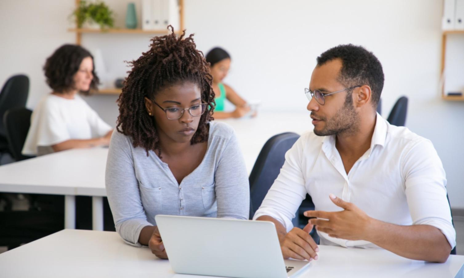 Sessione di supervisione tra mentor e studenti in aula specialistica